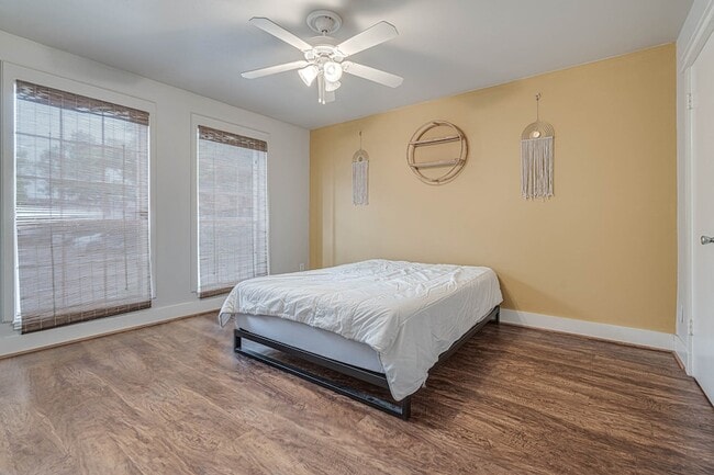 Building Photo - 384 N Post Oak Ln