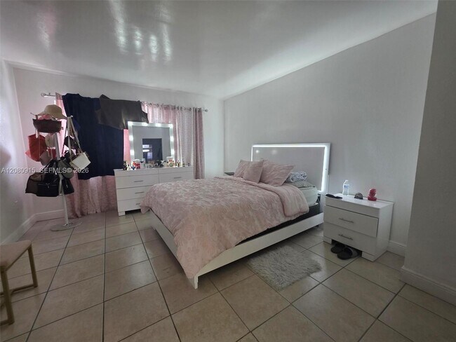 Building Photo - 9375 Fontainebleau Blvd