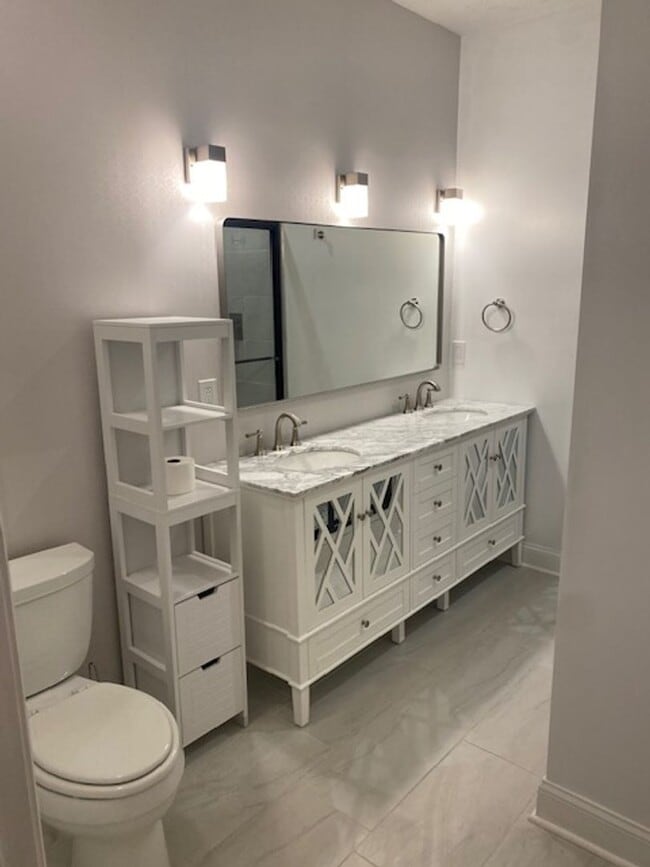 Building Photo - Stunning Executive Rental