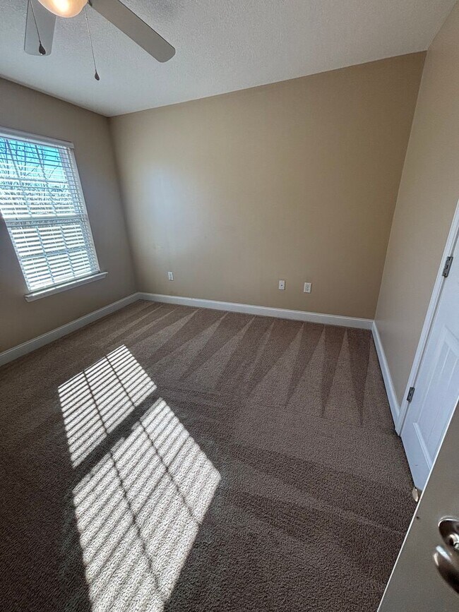 Building Photo - AVAILABLE NOW!