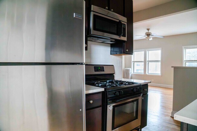 Building Photo - Ravenswood Manor - 2 Bed / 1 Bath - Heat I...