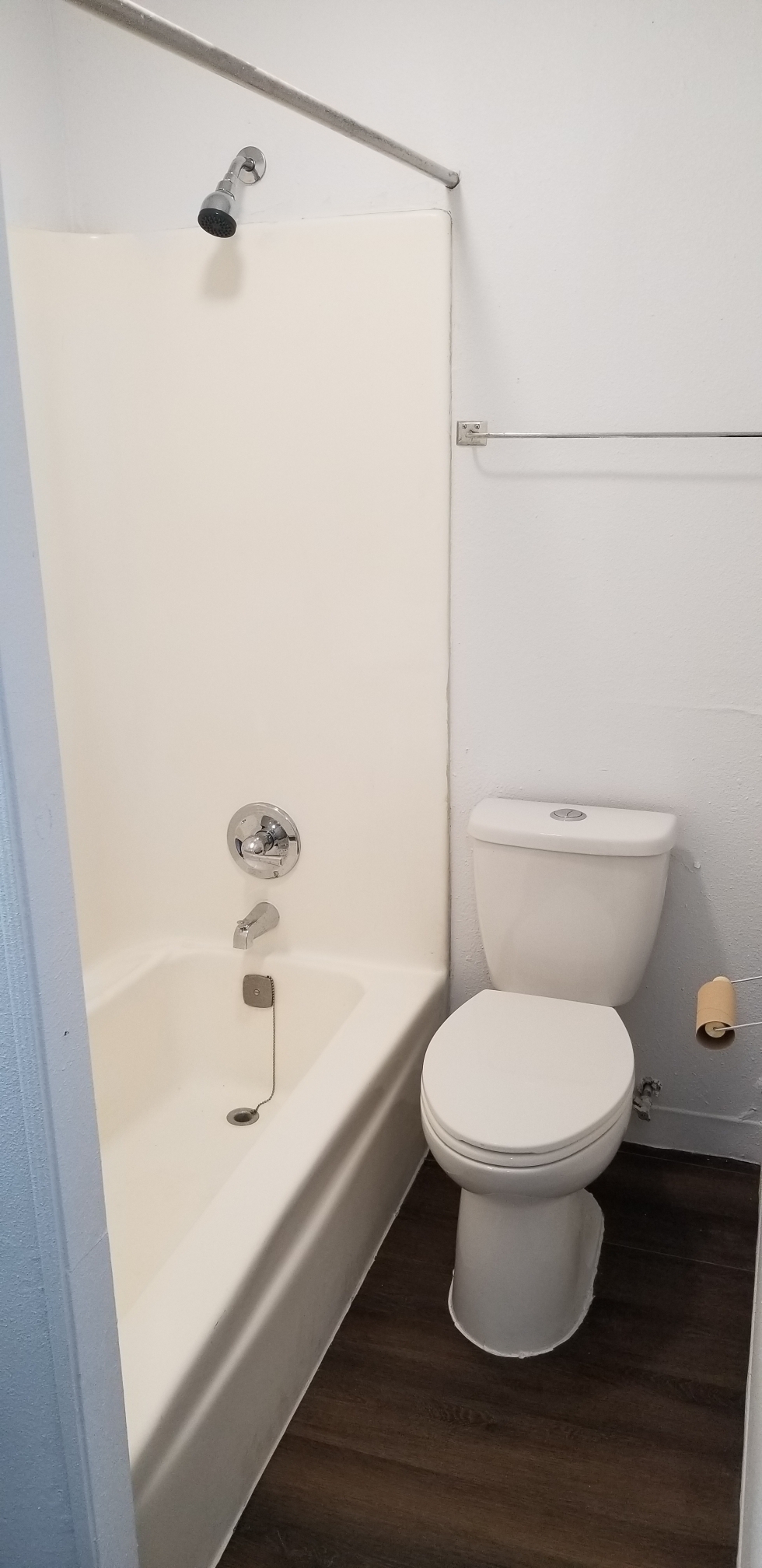 Full Bathtub - 1618 W Gardenia Dr