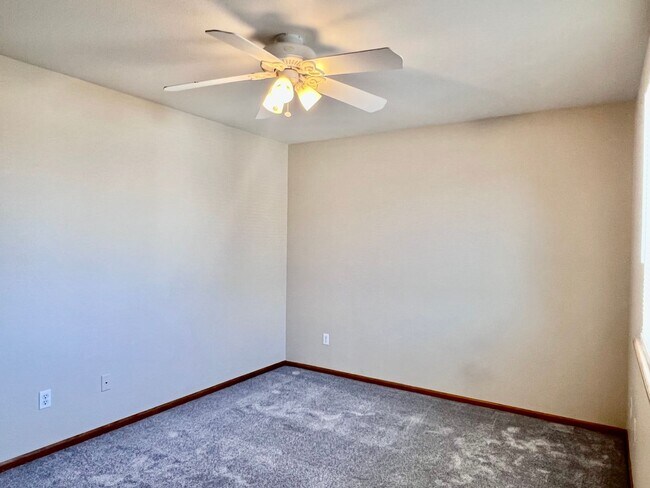 Building Photo - Wonderful 5 Bed/4 Bath Home Located on Qui...
