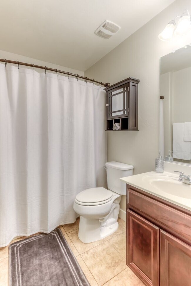 Building Photo - Welcome to this charming 3 bedroom, 2 bath...