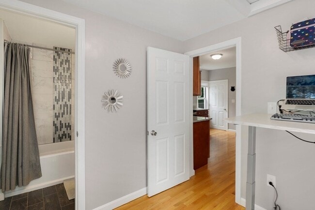 Building Photo - 37 Lindsay St