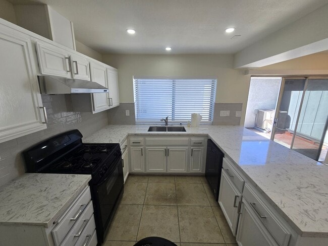 Building Photo - Beautifully renovated 3 Bed, 2 Bath condo!