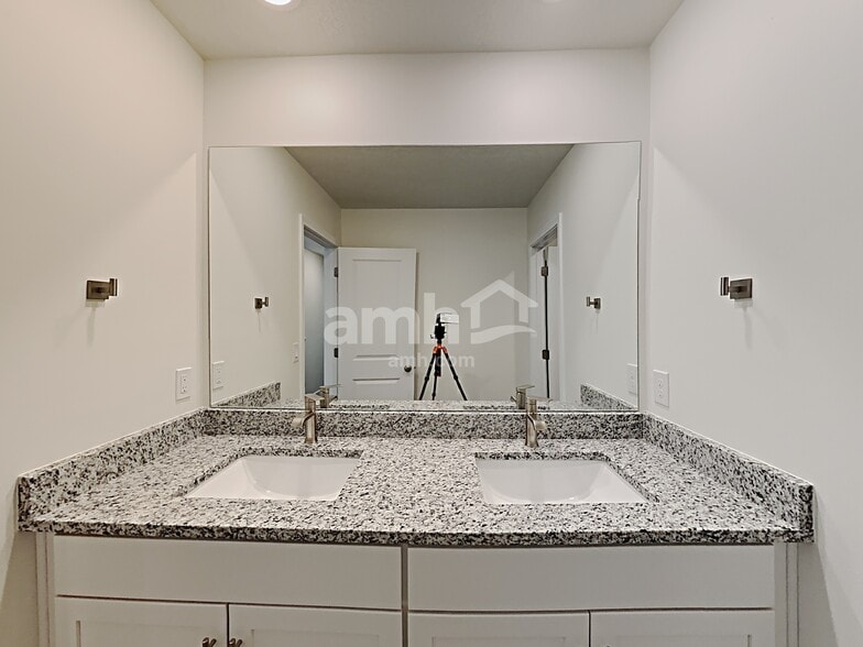 Building Photo - 1279 N Wagon Wy