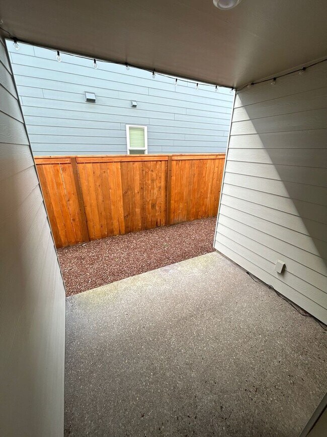 Building Photo - 610 Pickering Ln