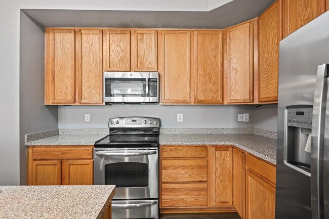 Building Photo - Exquisite brick-front duplex condo, ideall...