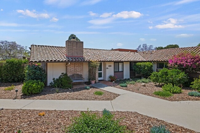 Building Photo - Beautifully updated two bedroom two bath in the heart of Santa Barbara!