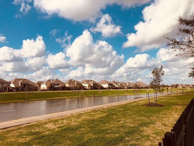 Building Photo - 8227 Clover Leaf Dr