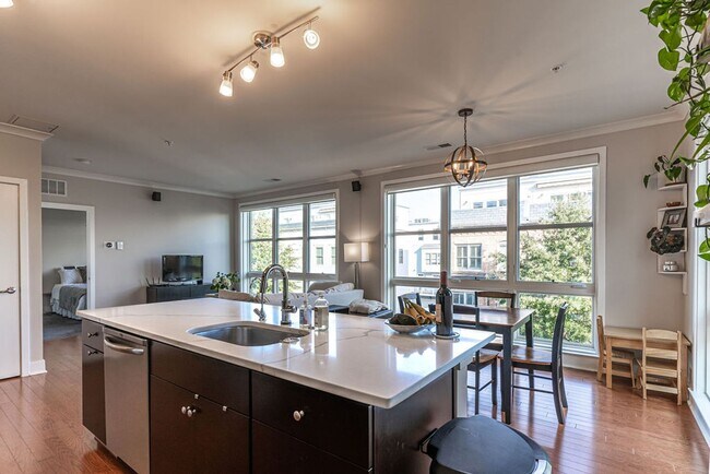 Building Photo - 2 Bed, 2 Bath Condo Bathed in Natural Light