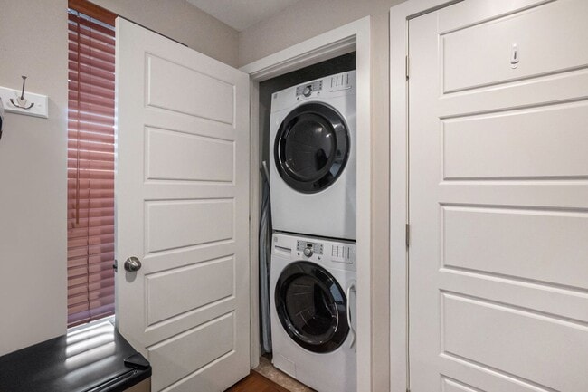 Building Photo - Beautiful Townhouse in Denver's Central Park