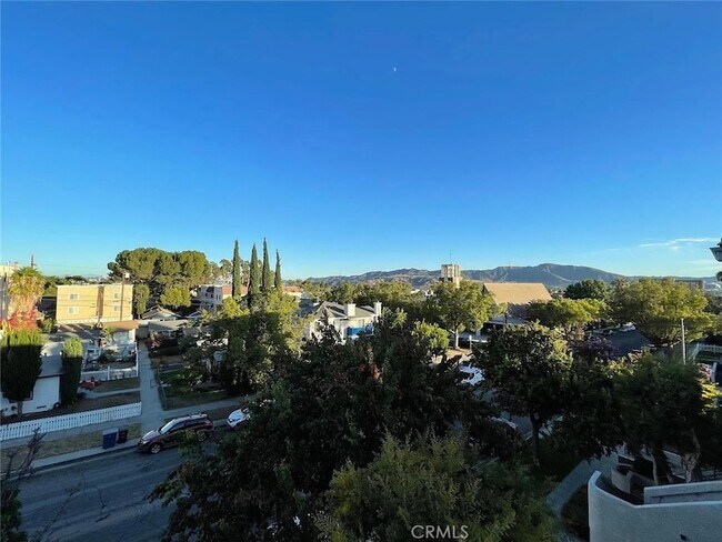 Building Photo - 617 E Angeleno Ave