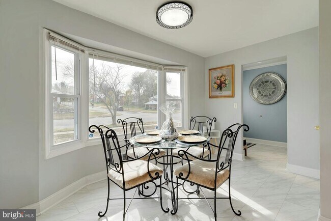 Building Photo - 900 E Tantallon Dr