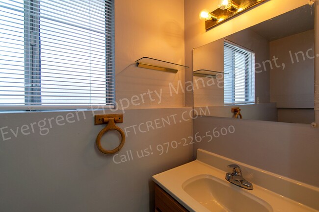 Building Photo - Charming 3 Bedroom House in a Great Location!