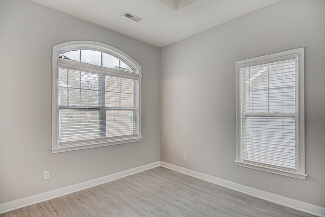Building Photo - Live off Central Ave. in END UNIT 2 bed/2.5 bath Townhome (NO CARPET!)