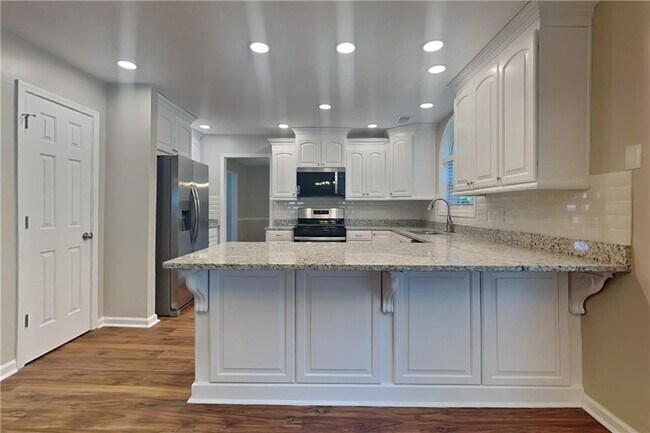 Building Photo - 3282 Summit Glen Dr