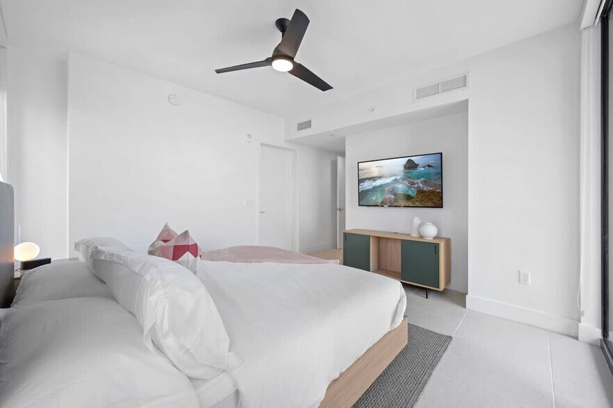 Building Photo - 601 NE 1st Ave