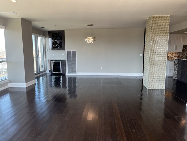 Building Photo - Spectacular 3 Bedroom Condo for Rent