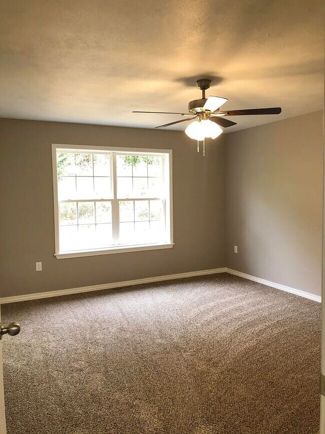 Building Photo - Cute town house with lawncare included!