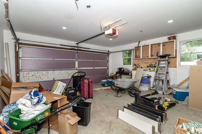 Building Photo - 1800 Lark Ln