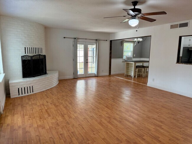 Building Photo - 223 Pollasky Ave