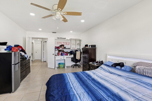 Building Photo - 5843 Woodlands Blvd