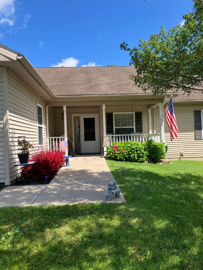 Building Photo - 2 Bedroom Townhome in Fairport Available October 1!