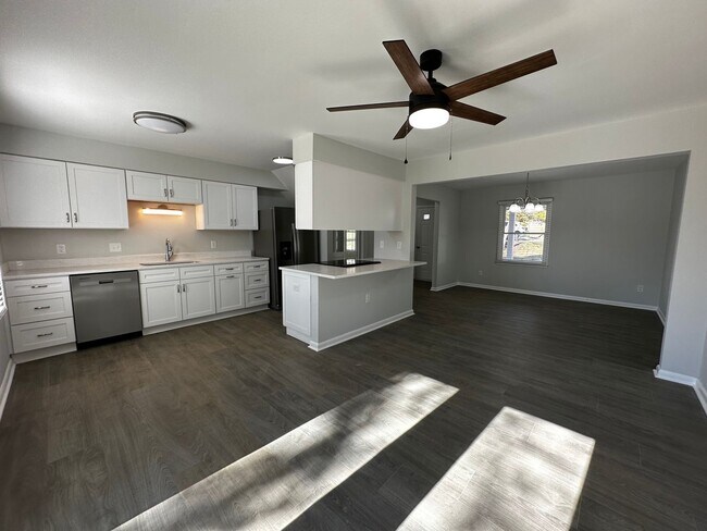 Building Photo - Weaverville Rental