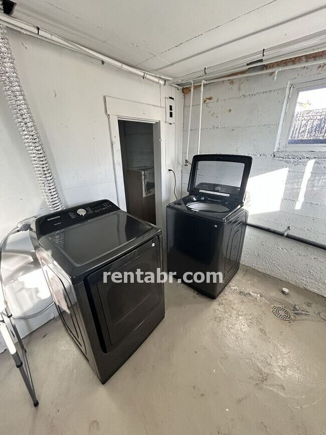 Building Photo - Modern Garden Level available NOW!!!