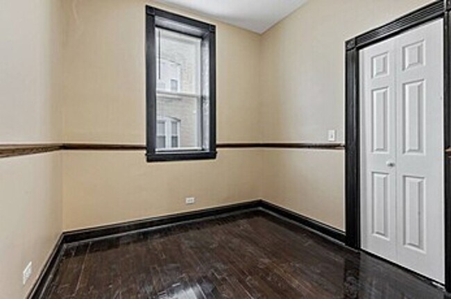 Building Photo - 1826 S Drave Ave