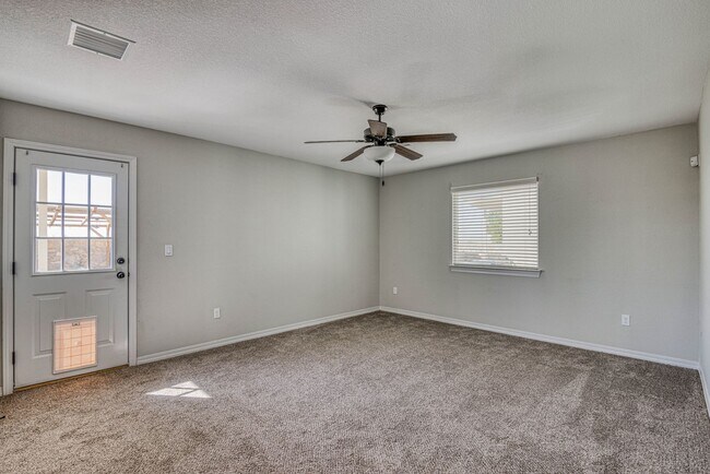 Building Photo - Beautiful East side House with 3 beds-2.5 ...