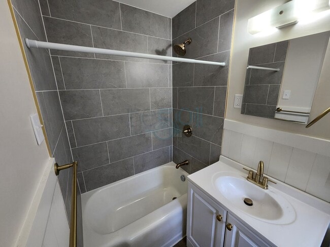 Building Photo - Compeltely Remodeled 3 Bedroom 3 Bathroom