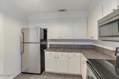 Building Photo - 631 Live Oak Dr
