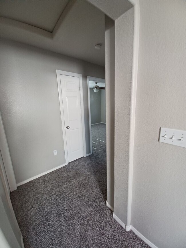 Building Photo - Spacious Tri-Level Home with 4 Bedrooms & ...