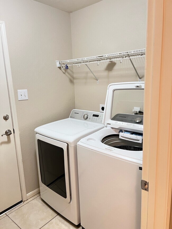 Building Photo - 2030 Waverly Glend Dr