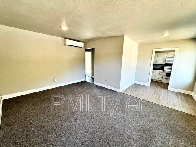 Building Photo - 1816 W Oakwood St
