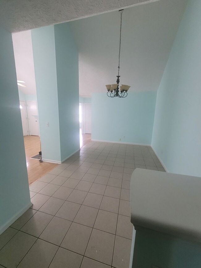 Building Photo - 3 bedroom 2 bath home located in mid -Wilmington area