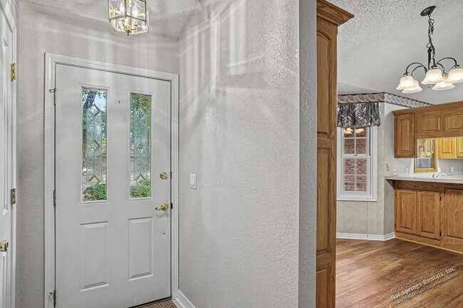 Building Photo - Spacious 3-Bedroom Home for Long-Term Lease in Hot Springs Village