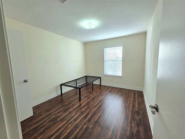 Building Photo - 8126 Golf Green Cir