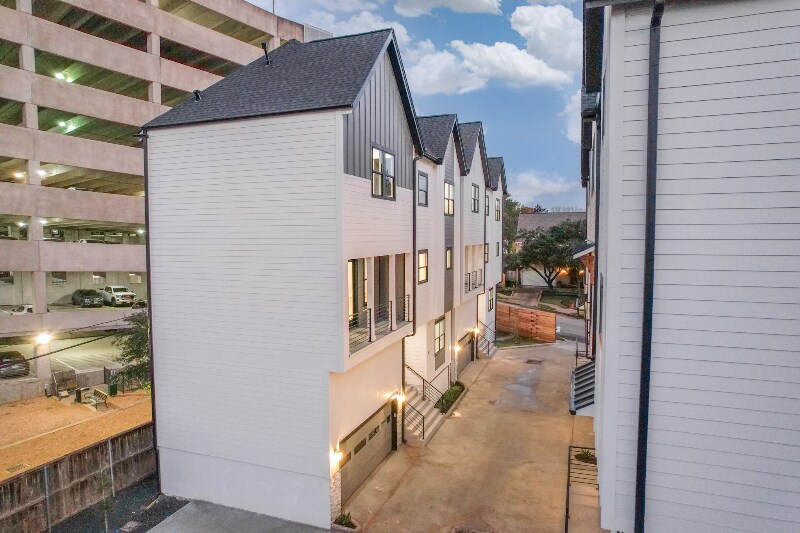 Building Photo - 7016 Staffordshire Blvd