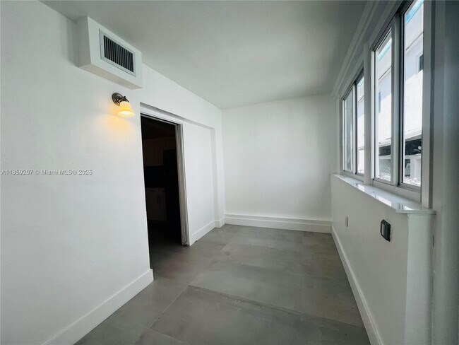 Building Photo - 2045 Calais Dr