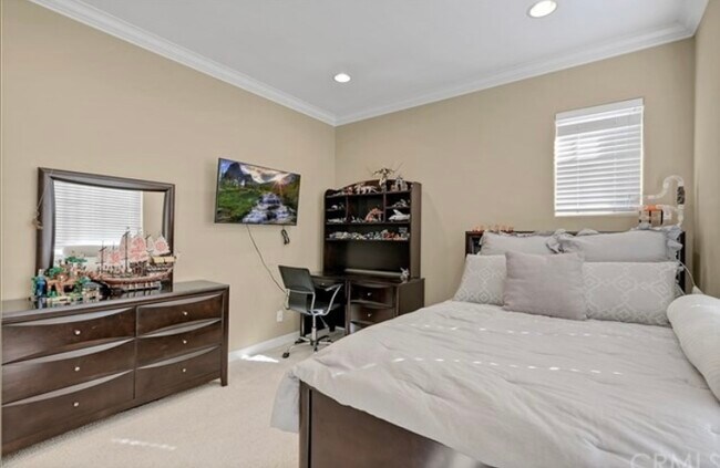 Building Photo - 9 Marisol