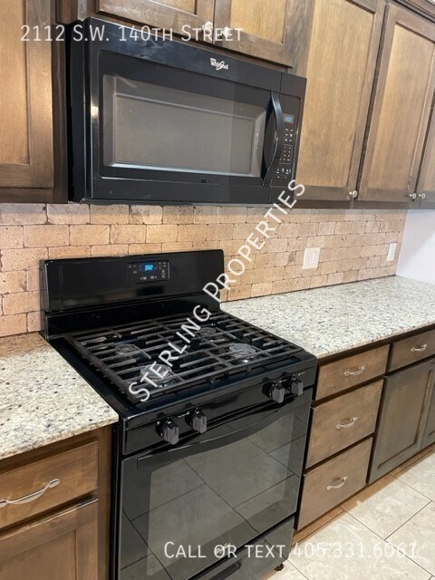 Building Photo - 2112 SW 140th St