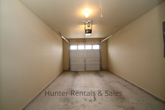 Building Photo - Luxury Duplex!
