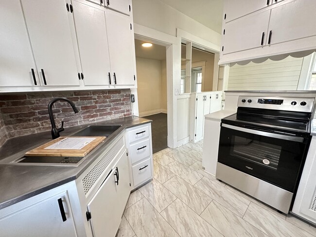 Building Photo - 463 Linden Ave