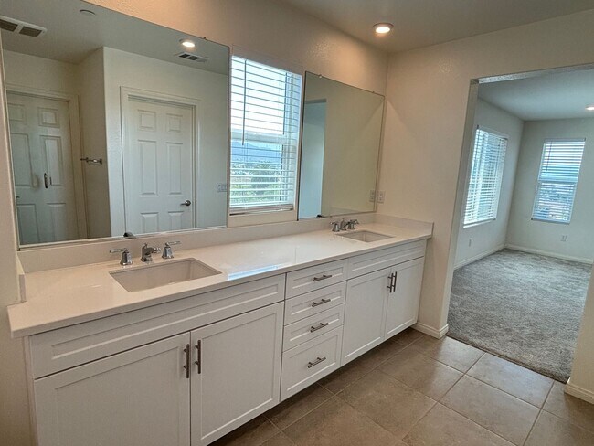 Building Photo - Modern, Energy-Efficient 3-Bedroom Lake El...