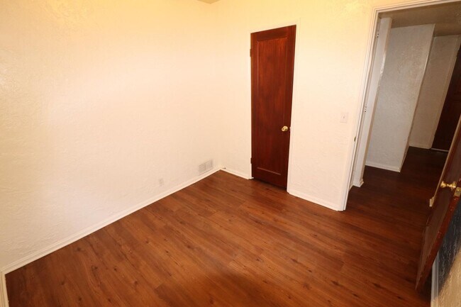 Building Photo - 3 Bedroom 2 Bathroom