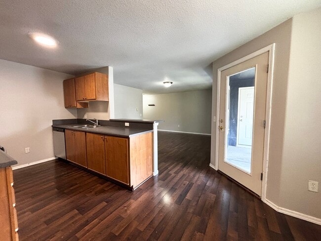 Building Photo - Modern Condo in Gresham near Glendoveer!